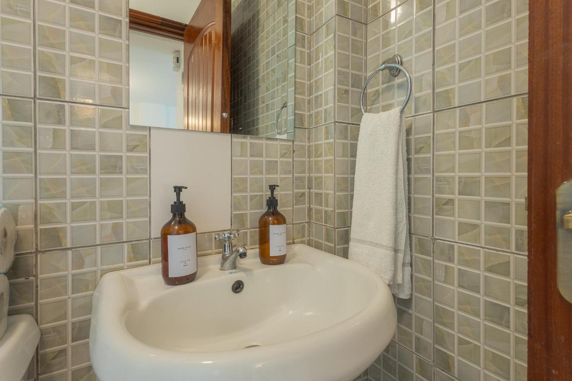 Furnished 1 Bedroom Apartment In Nairobi. 15 Mins To Cbd. Free Wi-Fi & Parking Bagian luar foto